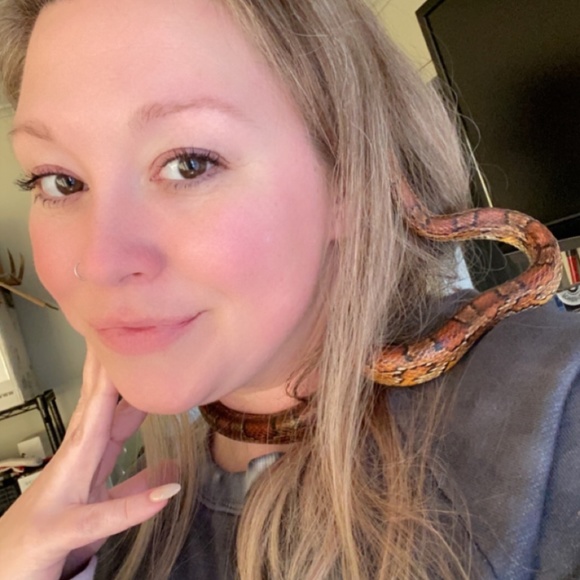 Meet your Posher, Cynthia - Picture 5 of 5